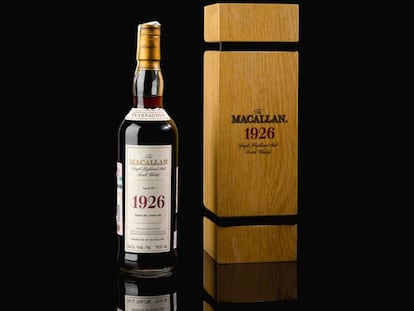 Botella de whisky Macallan 1926 similar a la subastada en Sotheby's este jueves. En vídeo, reportaje 'El whisky que nació del ‘sherry', publicado en El País Semanal.