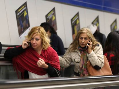 Usuarias de móvil, en el metro de Madrid.