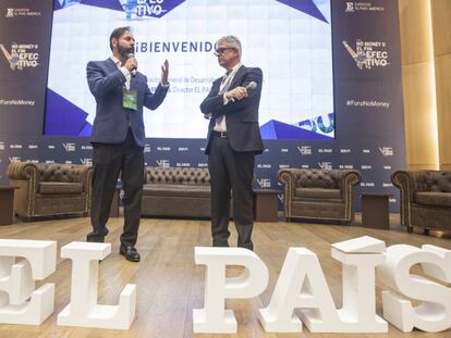 Hugo Nájera, director general de desarrollo de negocios de BBVA, y Javier Moreno, director de EL PAÍS América, en el foro 'No Money'.