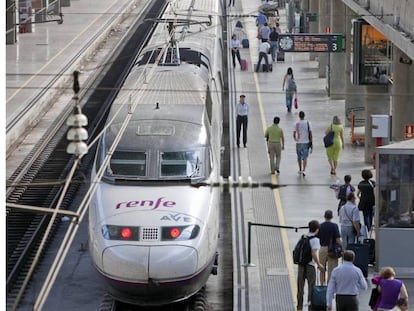 Un AVE realizando una parada en una estación. En vídeo, el ministro de Fomento defiende la liberalización del sector.