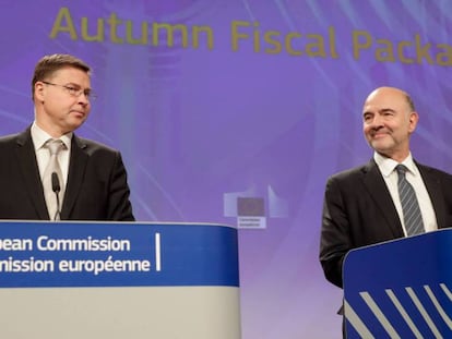 El vicepresidente Valdis Dombrovskis y el comisario Pierre Moscovici.