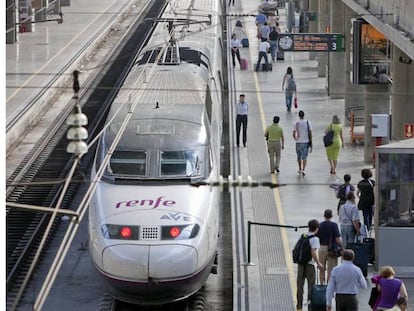 Un tren Ave de Renfe realizando una parada en una estación. En vídeo, declaraciones de la presidenta de Adif, Isabel Pardo.