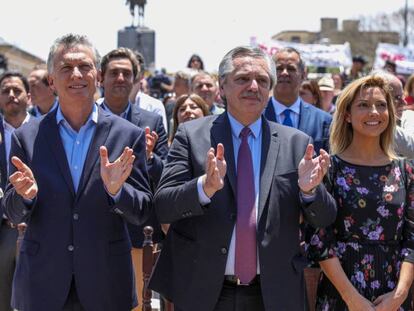 Macri, con su esposa Juliana Awada; y Fernández, con su pareja, Fabiola Yáñez, el domingo en Buenos Aires. En vídeo: 'El presidente de la desilusión'.