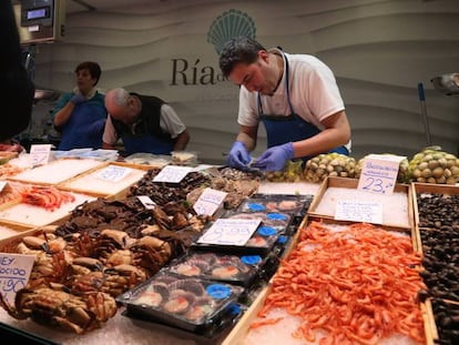 Un puesto de pescados y mariscos en el mercado madrileño de Ventas.