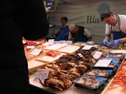 Un puesto de pescados y mariscos en el mercado madrileño de Ventas.