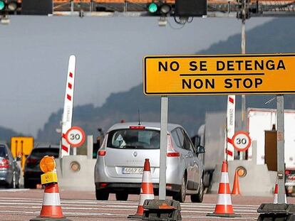 Diversos vehicles creuen aquest dimecres els antics peatges de l'AP-7 a Sagunt (València).