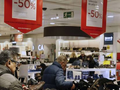 Inicio de las rebajas en el Corte Inglés de Preciados, Madrid, durante este martes.