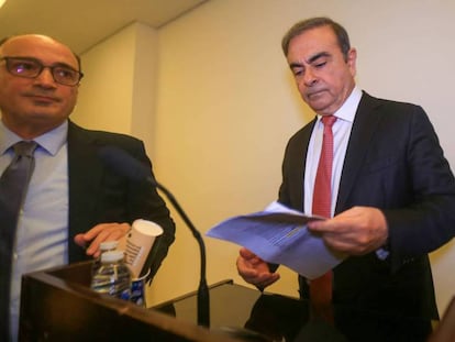 Carlos Ghosn (en el centro), expresidente de Nissan-Renault, antes de comenzar este miércoles su rueda de prensa en Beirut. En vídeo, declaraciones de Ghosn.
