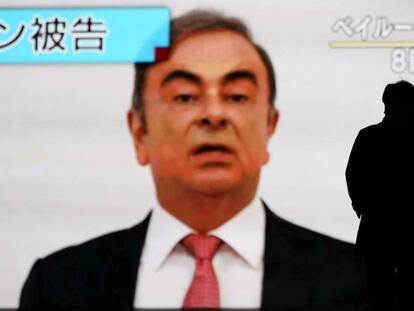 Retransmisión en una calle de Tokio de la comparecencia de Carlos Ghosn del pasado miércoles en Beirut (Líbano). En vídeo, sus declaraciones.