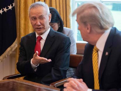 Trump y el viceprimer ministro chino, Liu He, en una imagen de archivo. En vídeo, EE UU elimina la denominación de China como "manipulador de divisas".