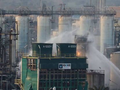 Trabajos de extinción, este miércoles. En vídeo, la industria química está convencida de que reaccionaron bien a la explosión.