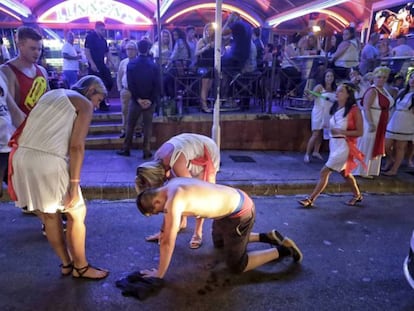 Un turista en estado de embriaguez se desploma en una calle de Magaluf. En vídeo, el Gobierno de Islas baleares aprueba una ley para la lucha total contra el turismo de borrachera.