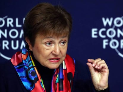 Kristalina Georgieva, directora gerente del FMI, este lunes en Davos. En vídeo, declaraciones de Nadia Calviño, vicepresidenta de Asuntos Económicos, este lunes.