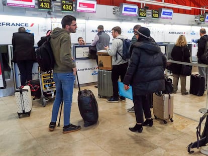Mostradores de facturación en el aeropuerto de Madrid-Barajas. En vídeo, declaraciones de la ministra de Industria, Comercio y Turismo, Reyes Maroto.