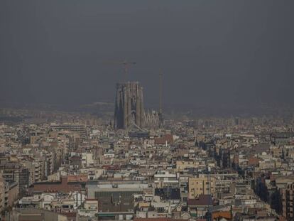 Contaminación atmosférica sobre la ciudad de Barcelona, la semana pasada. En vídeo: Pedro Sánchez anuncia la subida del sueldo a los funcionarios en una entrevista este lunes en TVE.