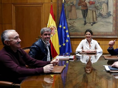 La ministra de Trabajo, Yolanda Díaz, con los representantes de los agentes sociales, este miércoles en Madrid. En vídeo, declaraciones de Yolanda Díaz.