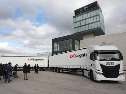 La compañía XPOLogistics en unión con Lecytrailer presentan en el circuito del Jarama el dúotrailer. En vídeo, imágenes promocionales del camión.