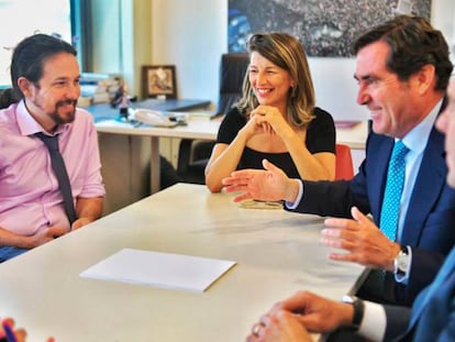 En foto, desde la izquierda: el vicepresidente del Gobierno, Pablo Iglesias; la ministra de Trabajo, Yolanda Díaz, y los presidentes de CEOE, Antonio Garamendi, y Cepyme, Gerardo Cuerva. En vídeo, anuncio de la subida del salario mínimo.