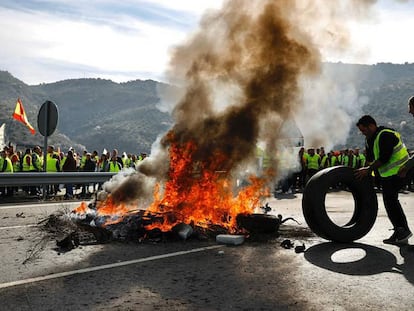 Olivareros cortan la A-4 en La Carolina (Jaén) y queman neumáticos en protesta por los bajos precios.