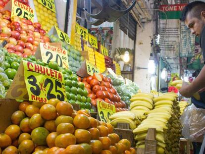 Vendedor de la Central de Abastos en Ciudad de México. En video, aspectos de personas comprando en mercado mexicano.