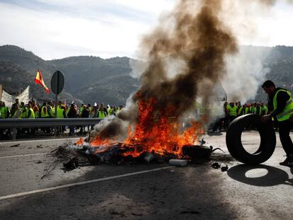 Olivareros de Granada y Jaén cortan la A-44, este jueves. En vídeo, los olivareros de Andújar protestan cortando la A-4.