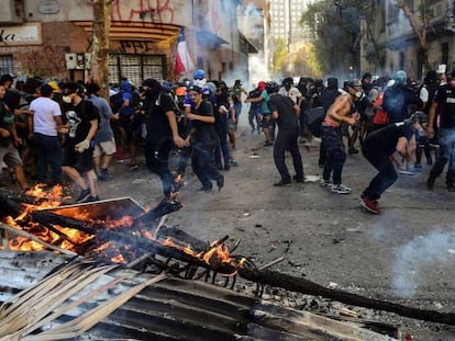 Manifestantes levantan una barricada en Santiago, durante una protesta callejera realizada el viernes 31 de octubre. En video, aspectos de protestas en Chile.