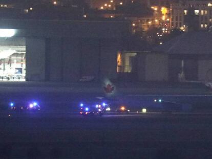 El avión de Air Canada, tras aterrizar en el aeropuerto madrileño. En vídeo, las imágenes de la ruta del avión hasta su llegada a Barajas.