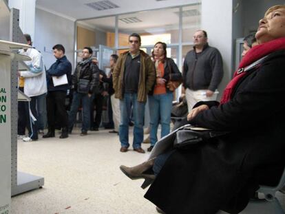 Oficina del Servicio Andaluz de Empleo, en Bollullos de la Mitación (Sevilla). En vídeo, declaraciones del secretario de Estado de Empleo y Economía Social.