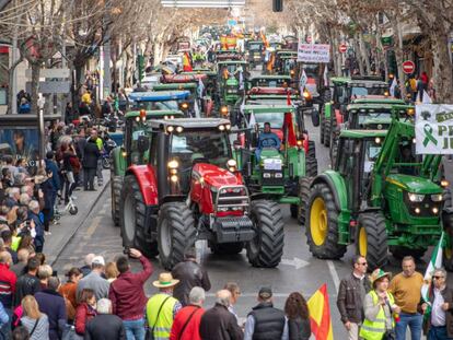 Tractores colapsan este miércoles el centro de Granada, en las inmediaciones de la plaza de toros. En vídeo, las imágenes de las protestas.