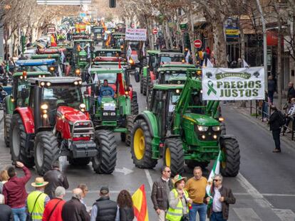 Tractores colapsan este miércoles el centro de Granada, en las inmediaciones de la plaza de toros. En vídeo, las imágenes de las protestas.