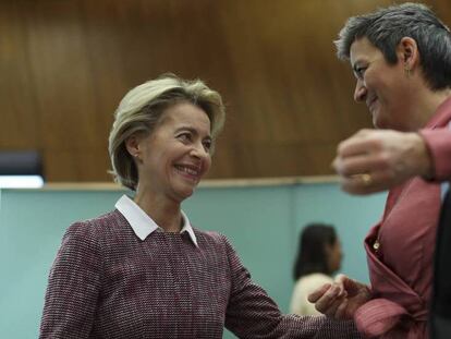 La presidenta de la Comisión Europea, Ursula von der Leyen, y la vicepresidenta para Aasuntos Digitales, Margrethe Vestager, el miércoles en Bruselas. En vídeo, declaraciones de la presidenta de la Comisión Europea, Ursula von der Leyen.