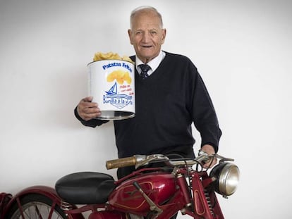César Bonilla con la moto Guzzi con la que repartía las patatas en los años 50. En vídeo, el dueño de Bonilla a la Vista cuenta la historia de su empresa.