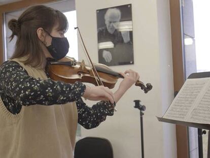 Una alumna ensaya tocando el violín en la Escuela Superior de Música Reina Sofía.