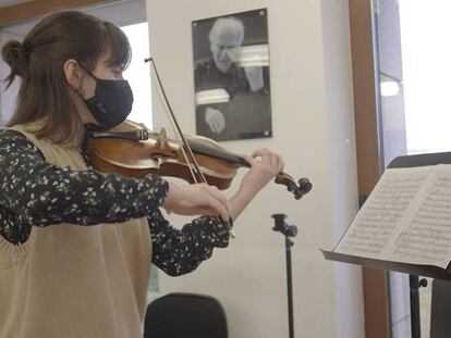 Una alumna ensaya tocando el violín en la Escuela Superior de Música Reina Sofía.