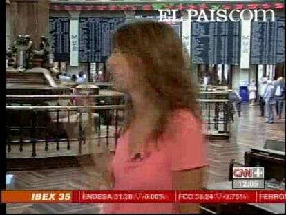 Unos manifestantes irrumpen en la bolsa de Madrid