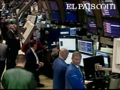 Todos los esfuerzos se dirigen a salvar a la mayor aseguradora del mundo. La quiebra de AIG puede ser el golpe de gracia definitivo para el agónico sistema financiero internacional, por ello la Casa Blanca no descarta acudir a su rescate para evitar un desastre mayor. Sin embargo, pese a la delicada situación, la bolsa española ha decidido ir a contracorriente y es la única europea que ha cerrado en positivo aunque con una subida insignificante. Los préstamos milmillonarios a las entidades financieras por parte de los bancos centrales europeo y norteamericano apenas han insuflado confianza a los inversores. El dinero no fluye con alegría y eso lo notan tanto las empresas como los ciudadanos.