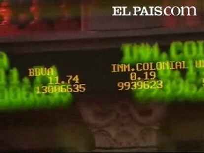 Las bolsas europeas han celebrado a su manera, pero la mayoría con ganancias, el acuerdo de los ministros de economía de la Unión y el Ibex-35 ha festejado especialmente el anuncio español liderando las subidas entre los mercados del Viejo Continente. Ha ganado un 1,2 por ciento aunque sigue sin recuperar los 11 mil puntos. Sólo Milán y Francfort han registrado leves pérdidas. Donde las caídas son importantes ahora mismo es en Wall Street. El Dow Jones retrocede, a esta hora, más de un tres por ciento.