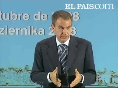 El presidente del Gobierno, José Luis Rodríguez Zapatero, ha afirmado hoy que, teniendo en cuenta la gravedad de la situación económica, cabría esperar que la oposición apoyara "sin condiciones" su iniciativa de crear un fondo público que compre activos bancarios, pero se mostró dispuesto a la petición del PP de que haya un control parlamentario sobre el funcionamiento de este fondo.