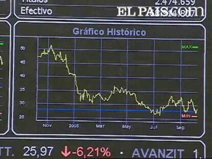 La decisión del Banco Central Europeo y la Reserva Federal de rebajar los tipos de interés no ha calmado la caída de los mercados. El Ibex 35 ha bajado un 5,20 por ciento, la tercera peor caída de este año. Las bolsas europeas se recuperaban a media sesión con el anuncio del BCE, pero la incertidumbre de la apertura de Wall Street dejaba en los parqués una nueva jornada en rojo.