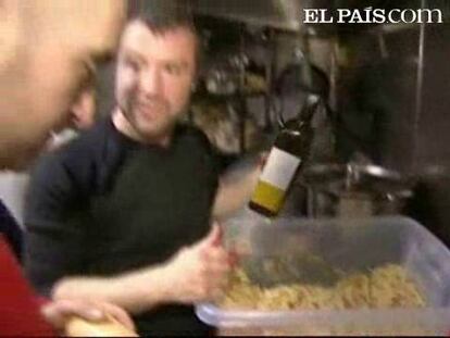 Mark Boyle, un economista británico, se ha planteado un reto: vivir todo un año sin ganar y sin gastar dinero. Se ha trasladado a un arroyo en un bosque cerca de Bristol, se ha desprendido de sus tarjetas de crédito, de su ropa de diseño y se ha colgado una mochila al hombro.
