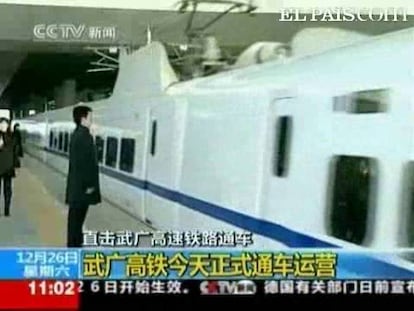 Alcanza una velocidad media de 350 kilómetros hora y una máxima cercana a los 400. Es el tren más rápido del mundo y se ha inaugurado hoy en China. Une el centro del país con el sur en apenas tres horas.