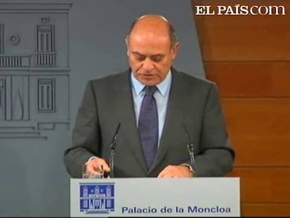 El presidente de la CEOE, Gerardo Díaz Ferrán, ha calificado de "positiva" la propuesta de reforma laboral del Gobierno y ha asegurado que la líneas que marca el documento van en la "buena dirección".En la rueda de prensa posterior a la reunión que ha mantenido el presidente del Gobierno con los agentes sociales en el Palacio de la Moncloa, Díaz Ferrán ha asegurado que lo importante es que la propuesta del Ejecutivo sirve para acometer una reforma laboral que la CEOE llevaba solicitando "desde hace tiempo"."La reforma del mercado del trabajo es imprescindible no solo para volver a la senda del crecimiento y de la creación del empleo, sino sobre todo para salir lo más airoso posible de la crisis", ha afirmado.Ferrán ha admitido que en el documento "no hay" ninguna propuesta concreta en ninguna de las líneas de actuación. Algo que el patrón de patronos ha calificado como "positivo y lógico", ya que, en su opinión, se tendrán que concretar en el diálogo tripartito. 