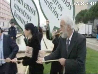 Miembros de Intermox Oxfam han realizado esta mañana un 'performance' en Madrid a las puertas del palacio municipal de congresos, donde se celebra la reunión de los ministros de Economía y Finanzas de la UE. La acción se ha llevado a cabo para reclamar que se aplique un impuesto a los bancos para recaudar fondos y luchar contra la pobreza y los efectos del cambio climático. Al impuesto lo han llamado 'La tasa Robin Hood'.