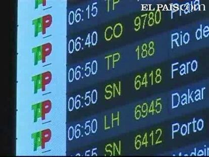 Puntuales, los piquetes anuncian a las puertas de esta terminal de Lisboa el caos que van a vivir hoy los aeropuertos portugueses. Dentro los paneles no dejan lugar a dudas: más de 500 vuelos cancelados, según las aerolíneas lusas. Y el efecto en España ha sido inmediato: ningún avión de Iberia volará hoy entre Madrid y Lisboa y tampoco funcionarán las conexiones que mantiene con Air Nostrum en Oporto.