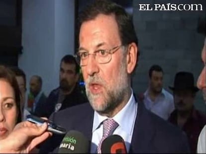 El presidente del Partido Popular, Mariano Rajoy, se ha quedado atrapado hoy también en el aeropuerto de Lanzarote como consecuencia del cierre del espacio aéreo por las "bajas masivas" de controladores.