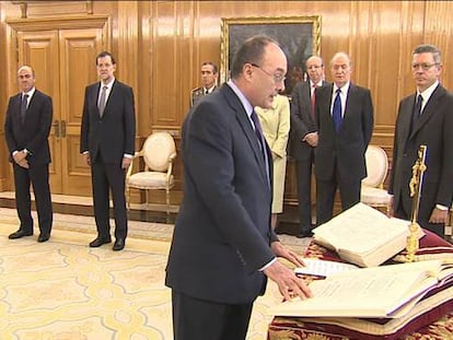 El Rey felicita a Guindos y a Rajoy por el rescate europeo a la banca española