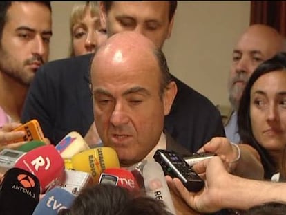Guindos niega el rescate y pide actuar contra la “irracionalidad” de los mercados