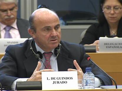 Guindos ve signos positivos y pide aminorar la reducción del déficit