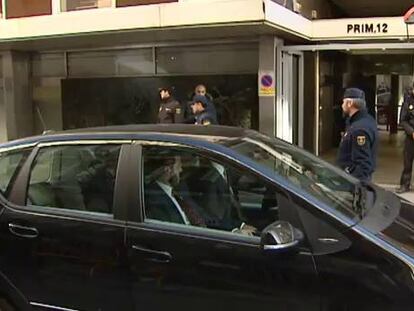 Savers who lost money through Caja Madrid's preferred shares attack the car of bank's former chairman, Miguel Blesa.