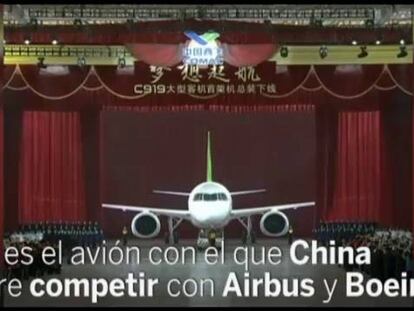 China presenta el reactor C919 para competir con Boeing y Airbus